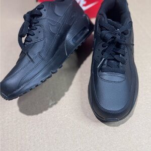 Nike youth 7y All-Black Air Max 90 (gs) Sneakers. New damaged box.
